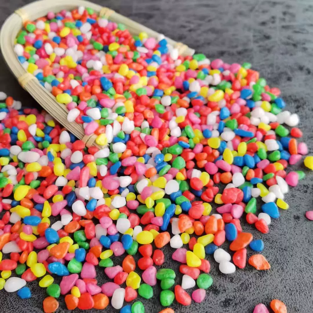 Производители цветных камней оптом продают детские игрушки-песочные часы, цветные камни для посадки растений и декоративные цветные камни.