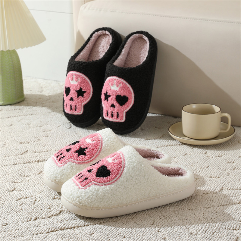 Chaussons en peluche squelette d'Halloween, pantoufles à bout fermé, chaussures de maison confortables et chaudes à enfiler, pantoufles mignonnes en fourrure douce pour hommes et femmes S045_voghion.com