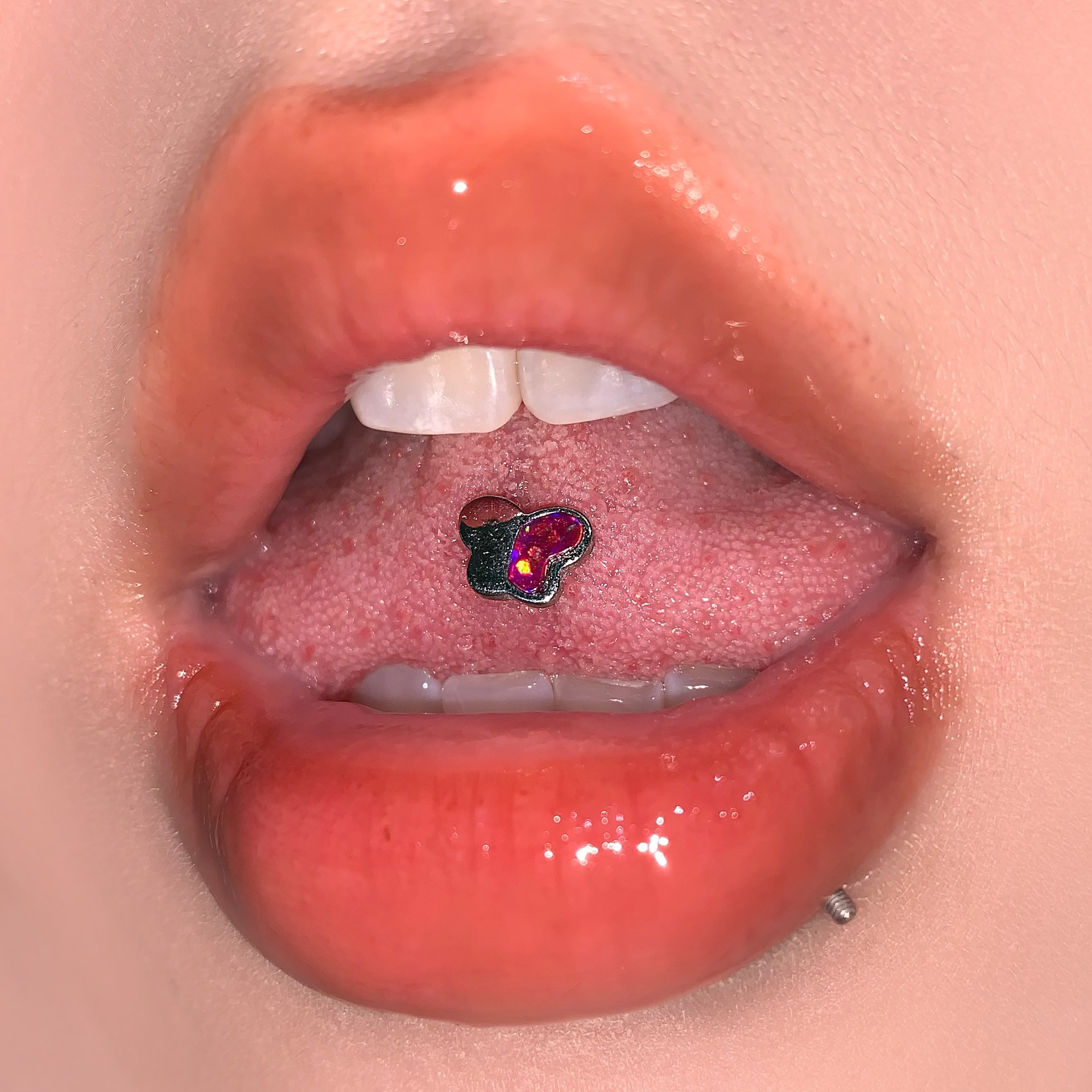 Silver pointed spike labret stud material detail