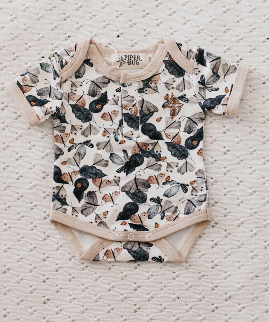 파이퍼 손으로 그린 나비 ~ 반팔 옷