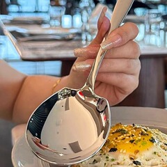 厚いステンレススプーンの果物のスプーンのスイカのスプーンの長い柄の大きいサイズの公共のスプーンの家庭用の食事のスプーンのレストランの食事のスプーンを分けます。