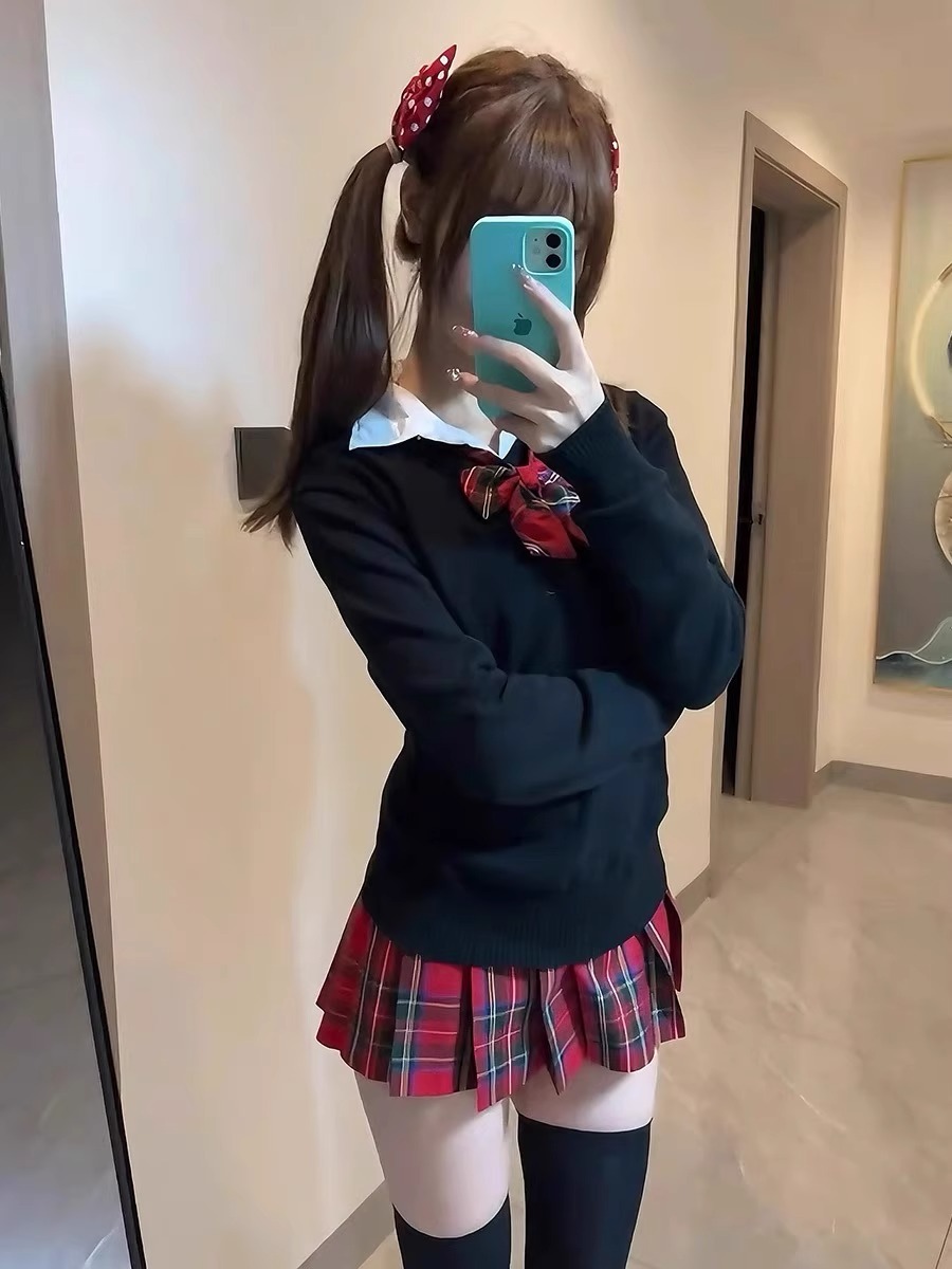 Черный пуловер без вышивки