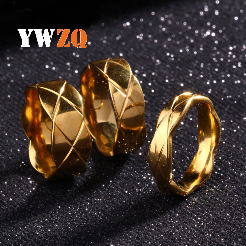 Joyería de estilo europeo y americano con formas irregulares, bordes ondulados y patrones de diamantes, anillos de acero inoxidable y titanio, suministro directo del fabricante.