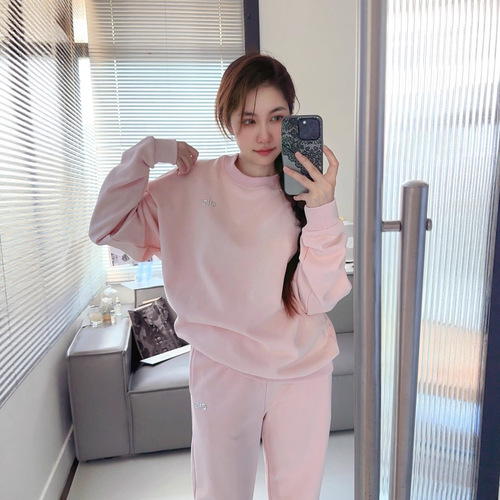 American-style 3D reflective logo sweatshirt with plush crew neck and long sleeves, loose and comfortable couple's design, solid color, simple and versatile style.