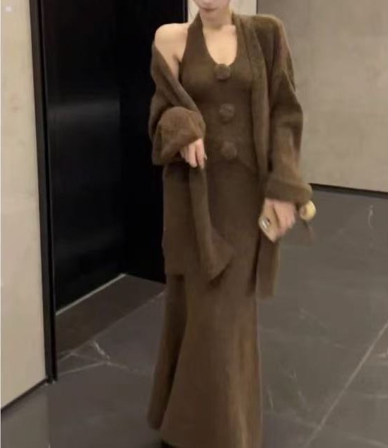 气质名媛高端温柔系小香风粉色针织开衫挂脖吊带三件套装裙女秋冬|undefined