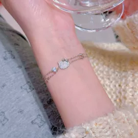 项链;耳钉;手链