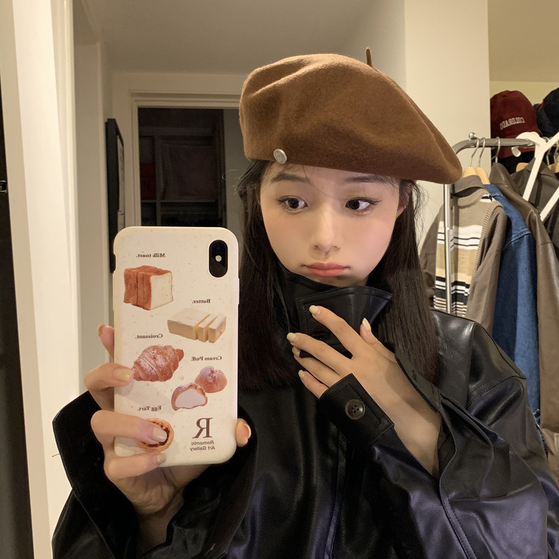 カタツムリは家に登ります。高品質のウールです。ベレー帽の女性です。|undefined
