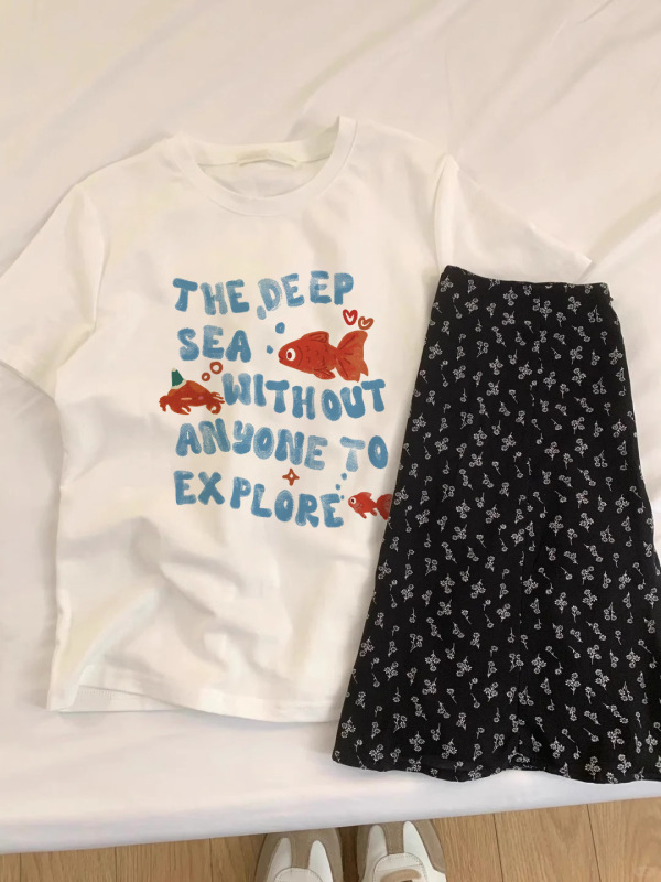 女性のための右肩ピュアコットン Tシャツ 2025 夏ルーズパーソナライズプリント半袖ラウンドネックニッチ韓国スタイルベーシックトップ|undefined
