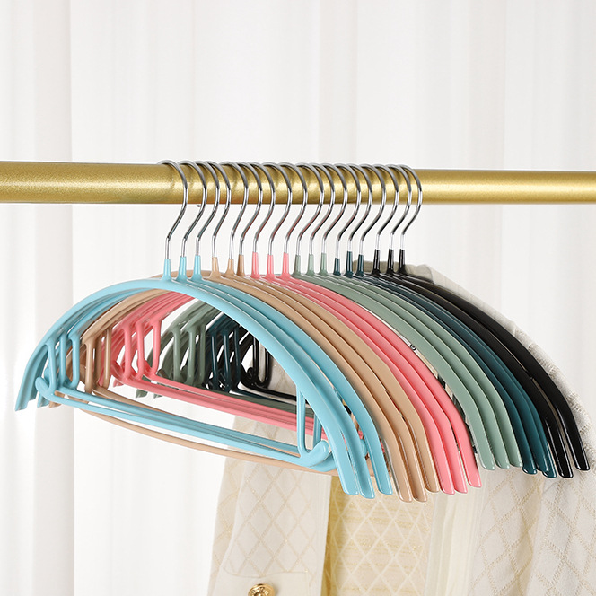 Percha de semicírculo recubierta de plástico para el hogar antideslizante estante de ropa para adultos percha de secado sin costuras con gancho percha de metal