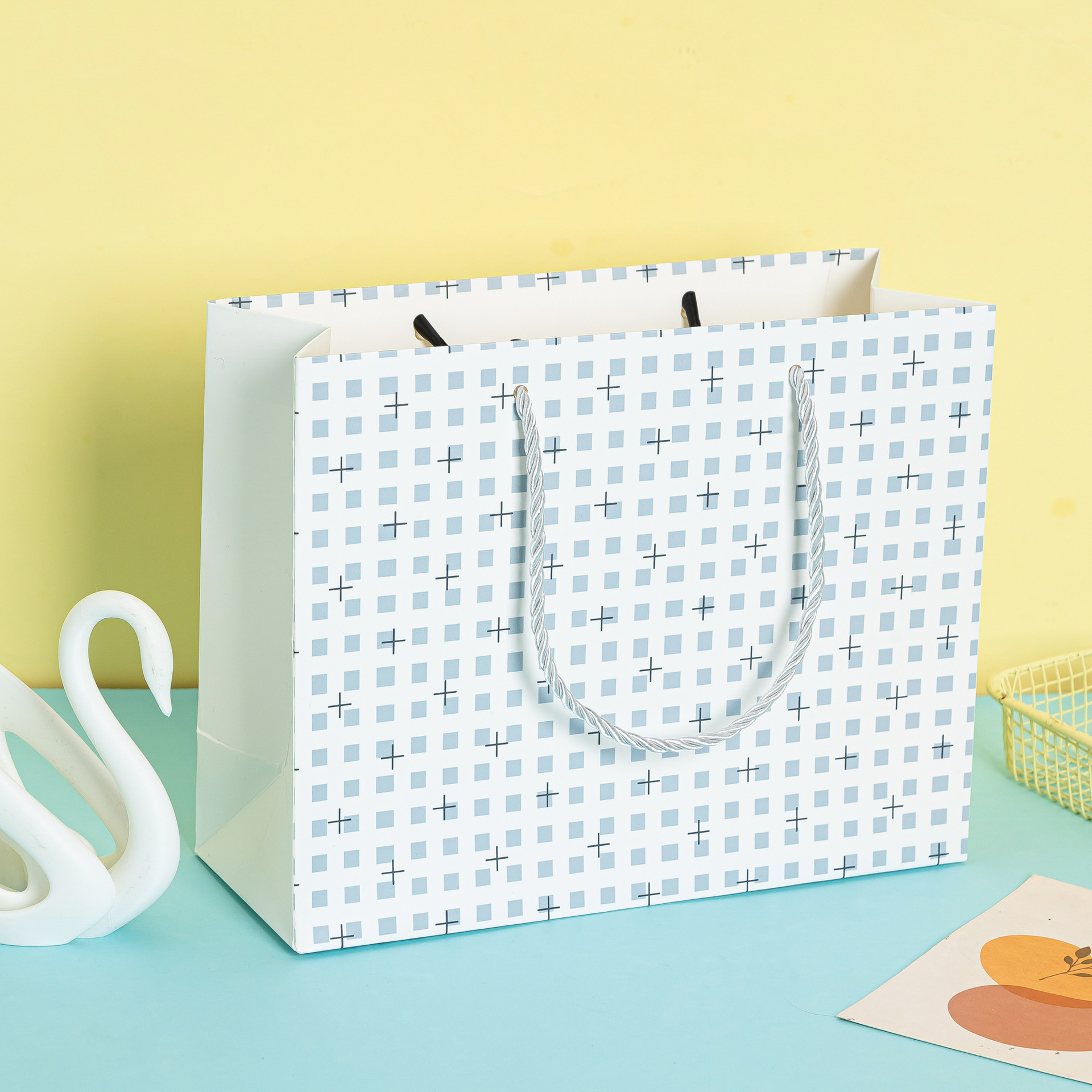 Nuevas bolsas de regalo horizontales una variedad de bolsas de regalo de alta calidad para regalos de fábrica general venta directa al por mayor