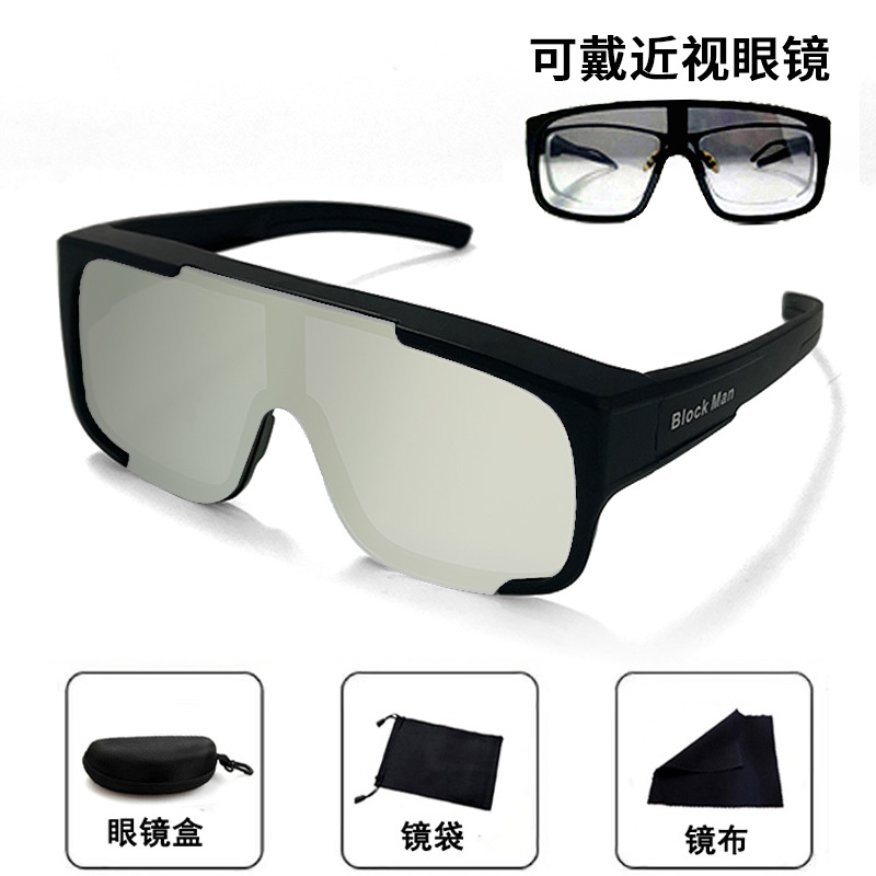 Серебряный лист в черной рамке