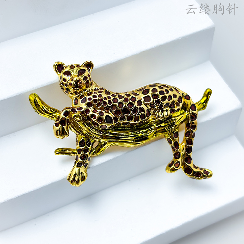 European and American Style Alloy Enamel Leopard Holding a Tree Brooch, High-End Vintage Men's Suit Coat Lapel Pin Accessory
