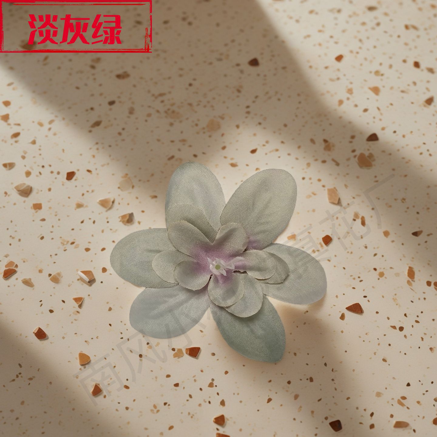 밝은 회색 녹색