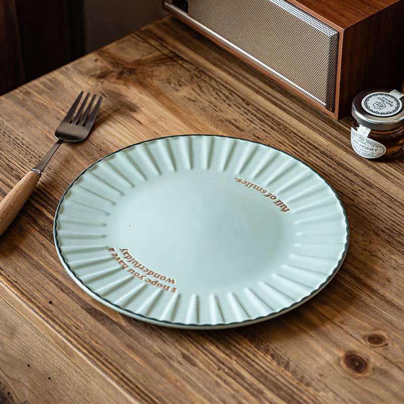 Plato de cerámica con letras en relieve de estilo retro Plato redondo con volantes creativos Plato de vajilla para el hogar Plato de comedor al por mayor Plato de lunares