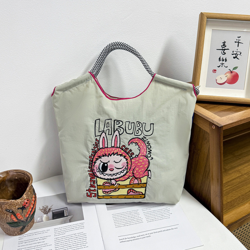 [アップグレードジッパーバッグ] 2025 新しい刺繍ナイロン屋外防水日本製多用途調節可能なクロスボディバッグ女性用|undefined