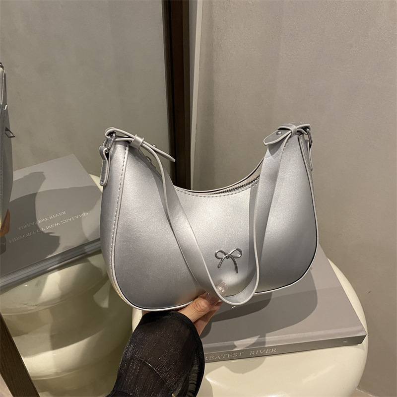 Trendy women's handbag, new autumn collection, crescent-shaped bag, stylish underarm bag, simple women's shoulder bag, fashionable and casual bag for commuting Trendy women's handbag, new autumn collection, crescent-shaped bag, stylish underarm bag, simple women's shoulder bag, fashionable and casual bag for commuting