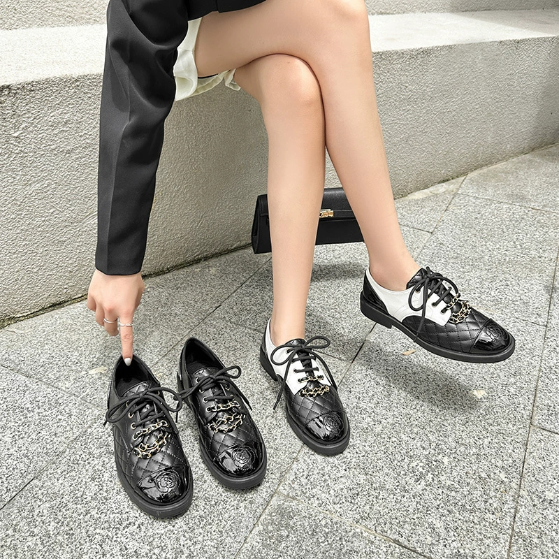 Little Xiangfeng Lingge плоские кожаные одиночные туфли женская весна и осень 2025 новая цепочка камелии