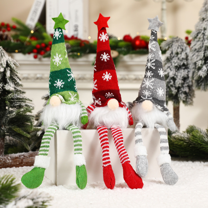 国境を越えた新しいショーウインドーは明かりをつけて光るクリスマスの顔のない老人のルドルフの人形の小人の地精を飾っています。|undefined
