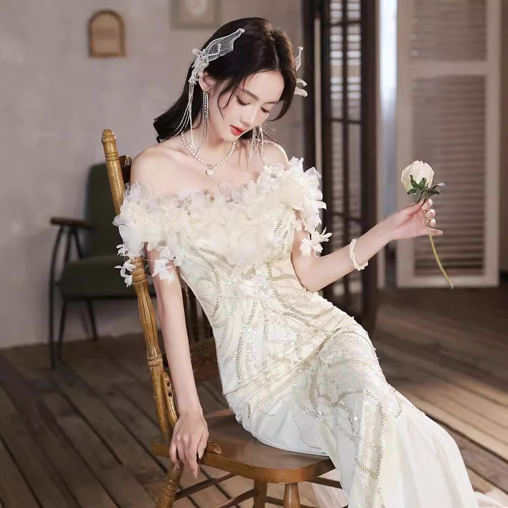 Vestido de noche súper elegante, estilo de lujo ligero, nuevo modelo 2025, vestido de fiesta con un solo hombro y cola de pez, elegante y de estilo transfronterizo, blanco.
