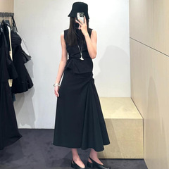 C家の身を修める版のボートの襟はしわの紋様のベストの黒い半身のスカートの25春夏の女性のスーツの1272830001をつかみます。