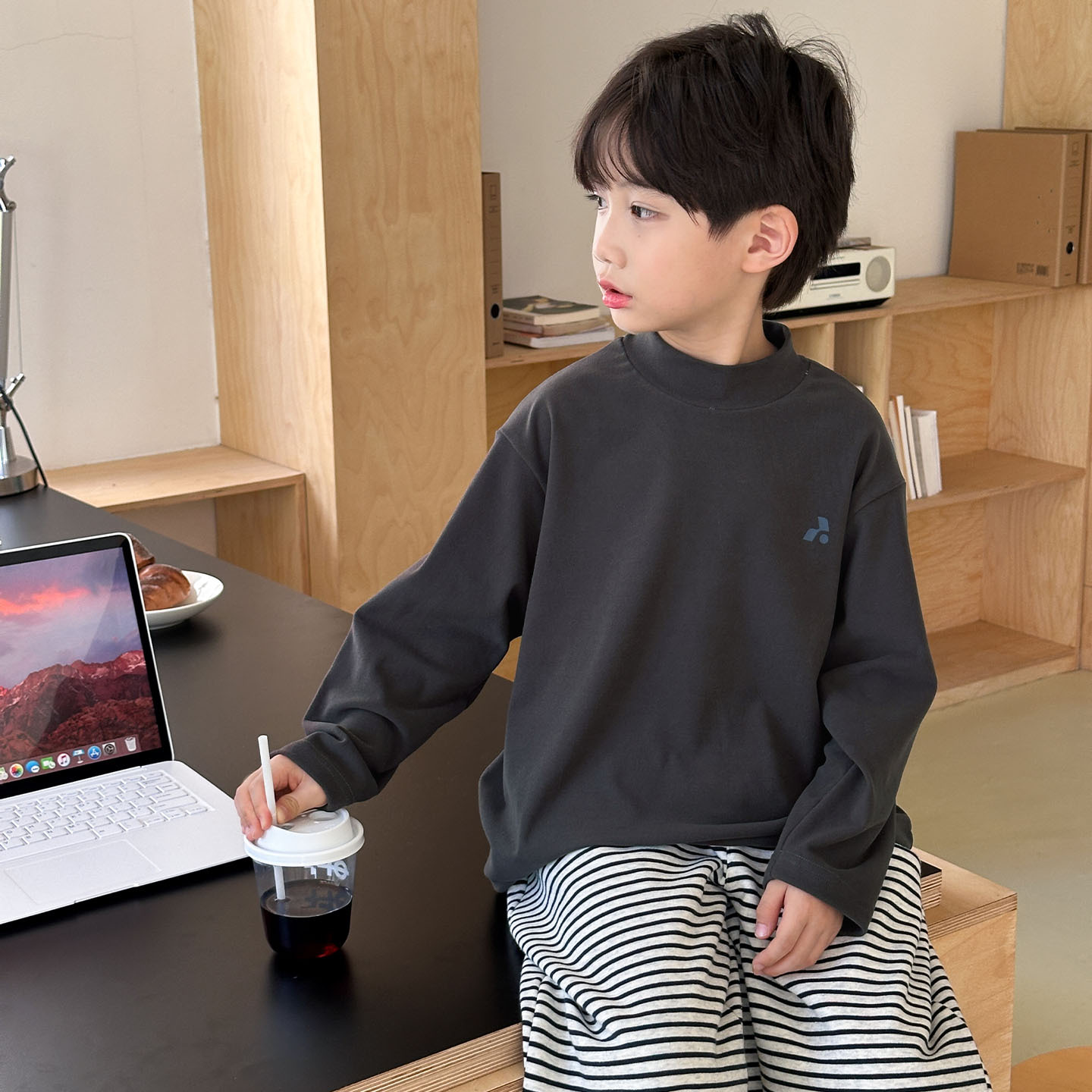 Niños con camiseta de camiseta de camiseta de manga larga de terciopelo para niños de mediano tamaño otoño y invierno con cuello grueso de media altura para mantener el calor dentro de la t
