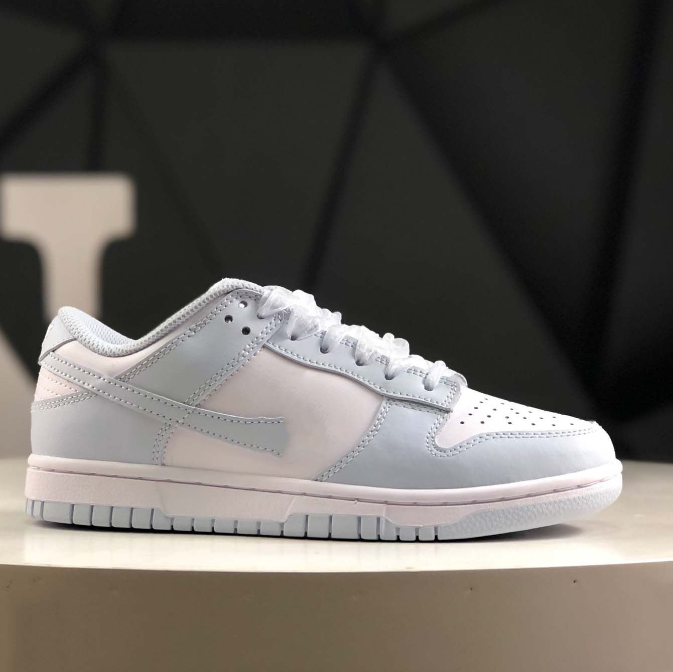 연한 파란색과 흰색