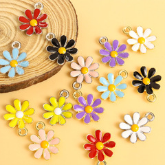 韓国版の小さいデイジーの花の油の合金のペンダントDIYのアクセサリのイヤリングのブレスレットのアクセサリーの穴があいているペンダントのペンダント
