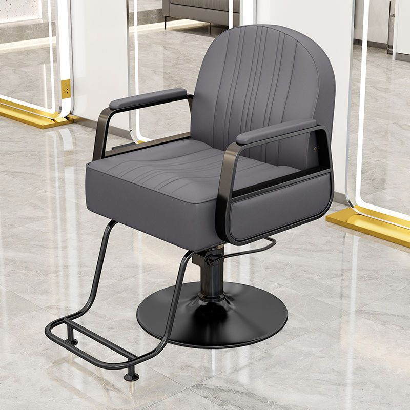 Cuero gris, reposabrazos negros, disco negro