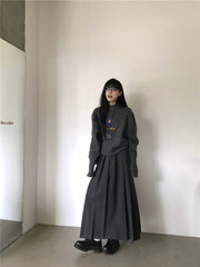 灰色のレトロな怠惰な風のスーツの女性の春の2025新型の長袖のニットのセーターの百タックの半身のスカートの2つのセット