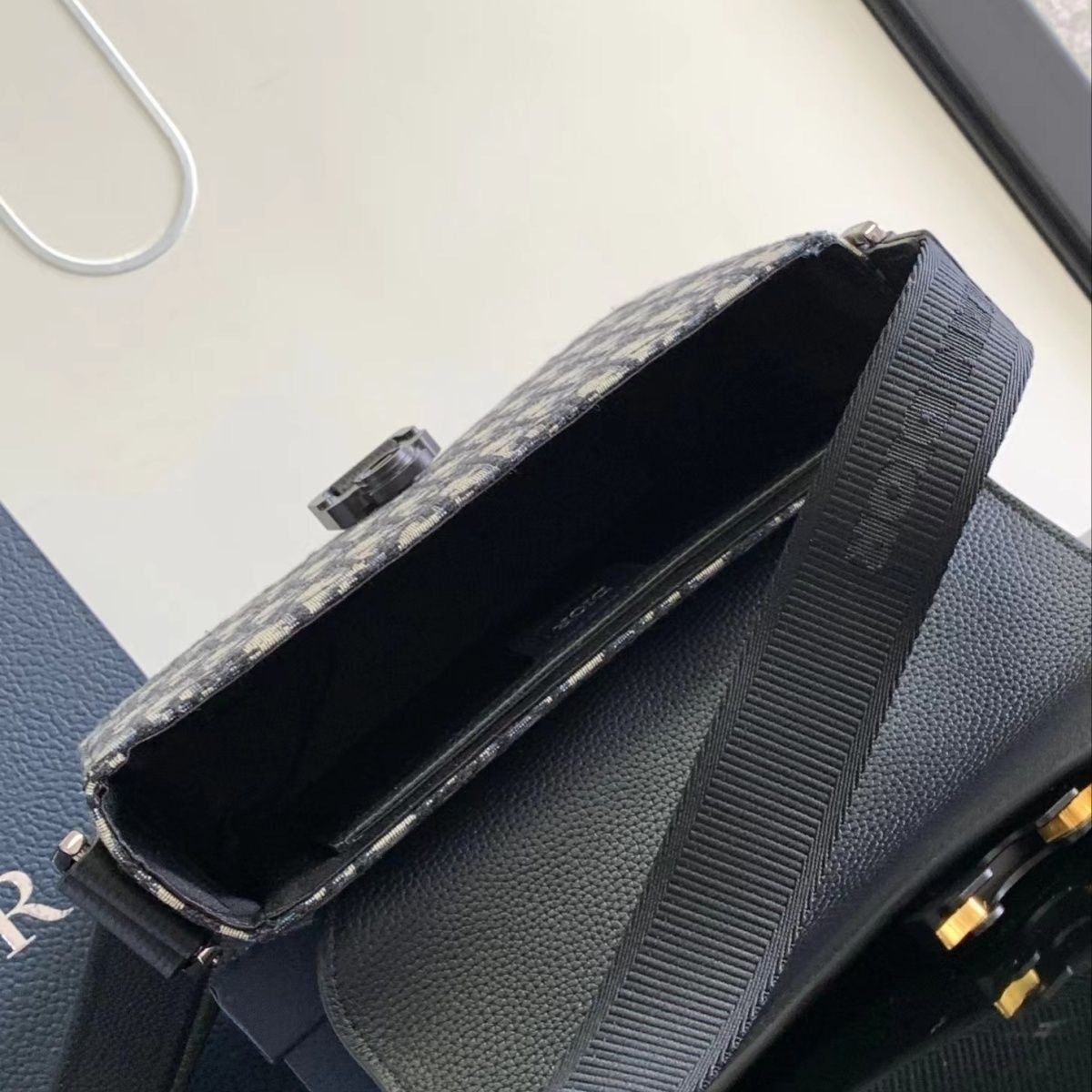 2025新型男性カバンの郵便配達のサドルメッセンジャーのファッションロックは、カジュアルな肩掛けをカバーしています。