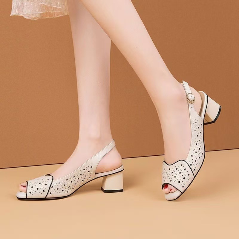 Sandalias de boca de pez huecas de moda de tacón grueso de todo fósforo trasero para mujer 2025 verano nuevo estilo sandalias de hebilla de tacón medio