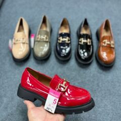 欧米の対外貿易の新型の足は楽福英倫風の女性靴を掛けます。