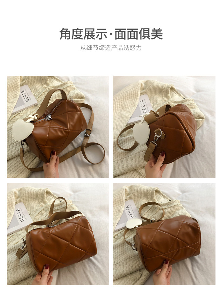 Fashion Texture Handbag 2021 New Niche Rhomboid Pillow Bag Messenger Bag display picture 16
