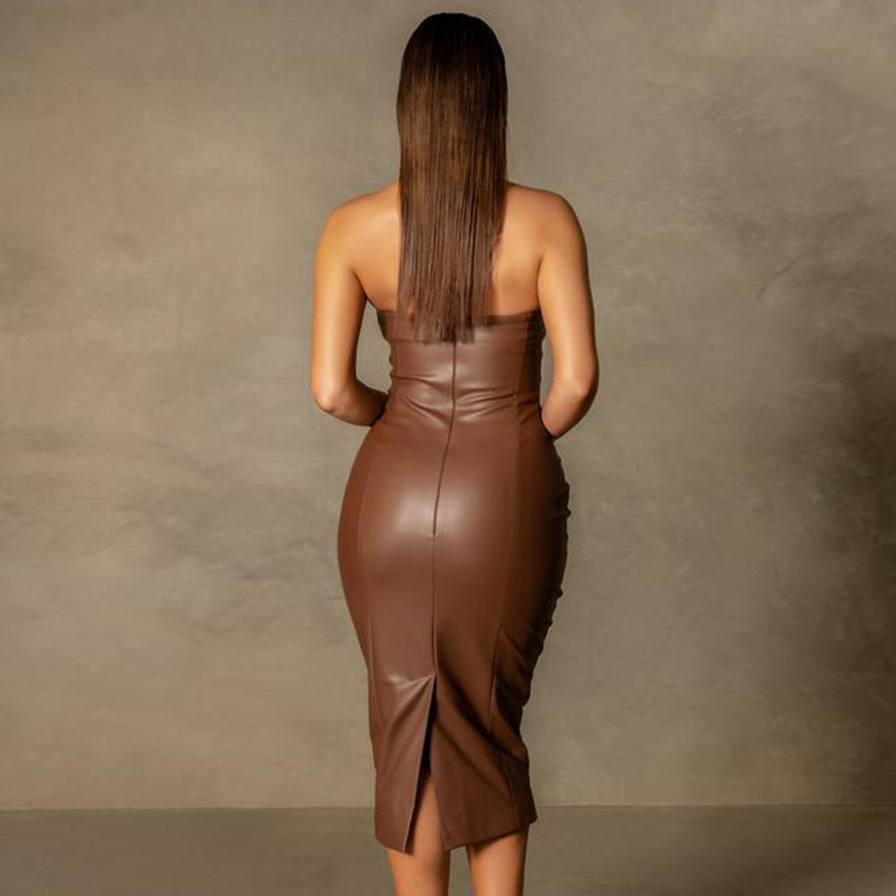 Chic midi dress in faux leather with a tube top and back slit