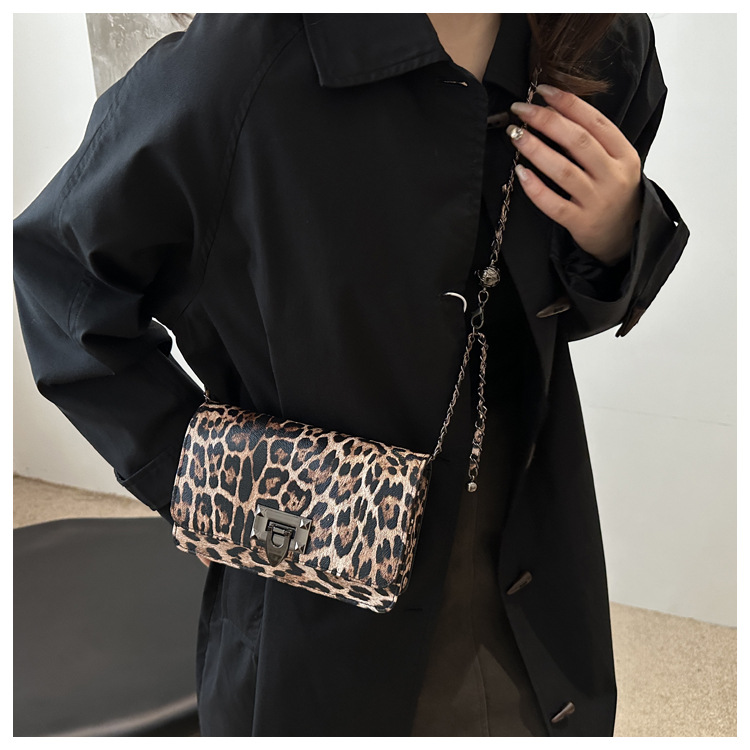 Cross-border women's bag 2024 New leopard print underarm bag, Korean style fashionable and trendy chain single-shoulder bag, riveted crossbody bag undefined