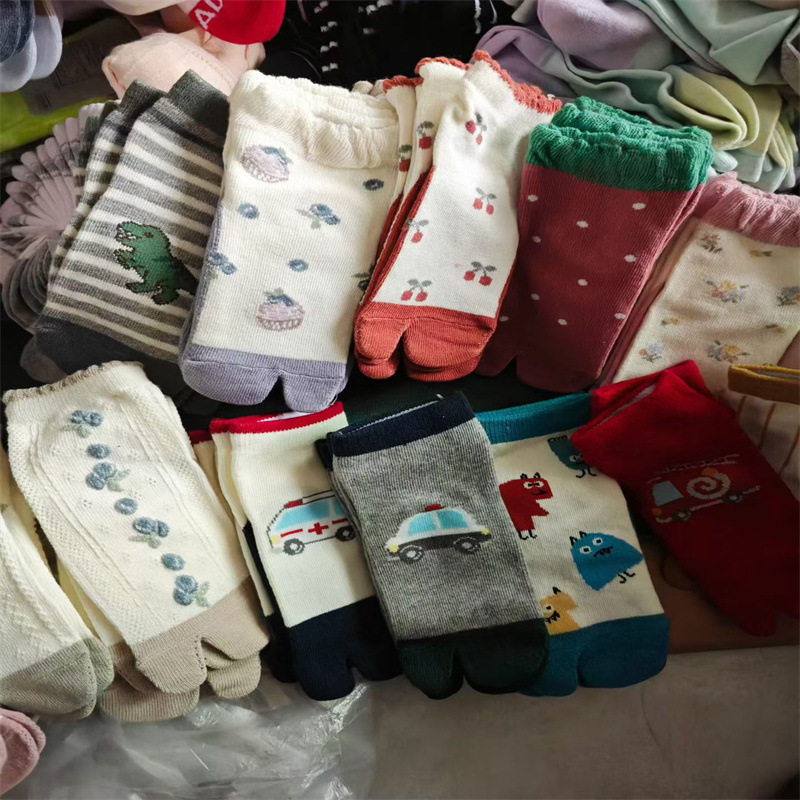 Leftover Foreign Trade Stock Two-Toe Women's Socks, Mid-Calf Split-Toe Pig's Hoof Socks, Japanese-Style Clogs Flower Socks, Sweat-Absorbent Breathable Two-Toe Socks Wholesale Leftover Foreign Trade Stock Two-Toe Women's Socks, Mid-Calf Split-Toe Pig's Hoof Socks, Japanese-Style Clogs Flower Socks, Sweat-Absorbent Breathable Two-Toe Socks Wholesale