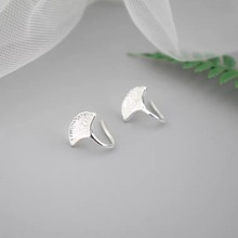 s925纯银杏叶耳环女韩国森系耳钉简约小众轻奢耳扣高级感复古耳饰