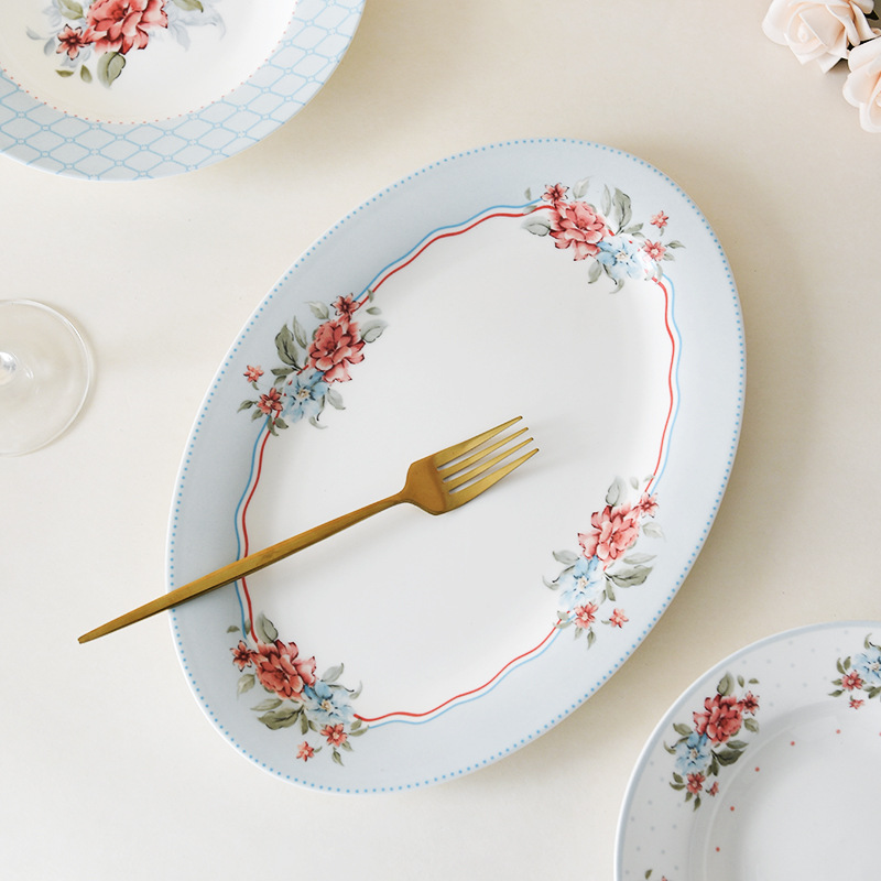 Flores románticas de alto valor de hueso de porcelana platos de cubierta casados nuevos cubiertos de cerámica esmaltados platos de platos de comedor occidentales de color plano