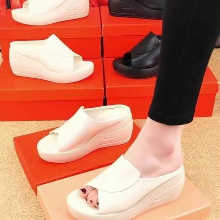 Muffin sandálias de fondo grueso para mujeres 2025, nuevos tacones anti-deslizante zapatillas de fondo grueso para aumentar la altura de la mesa impermeable de base suave zapatos de mujer