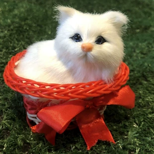 Кошки и кролики с писком в корзинке сувенир