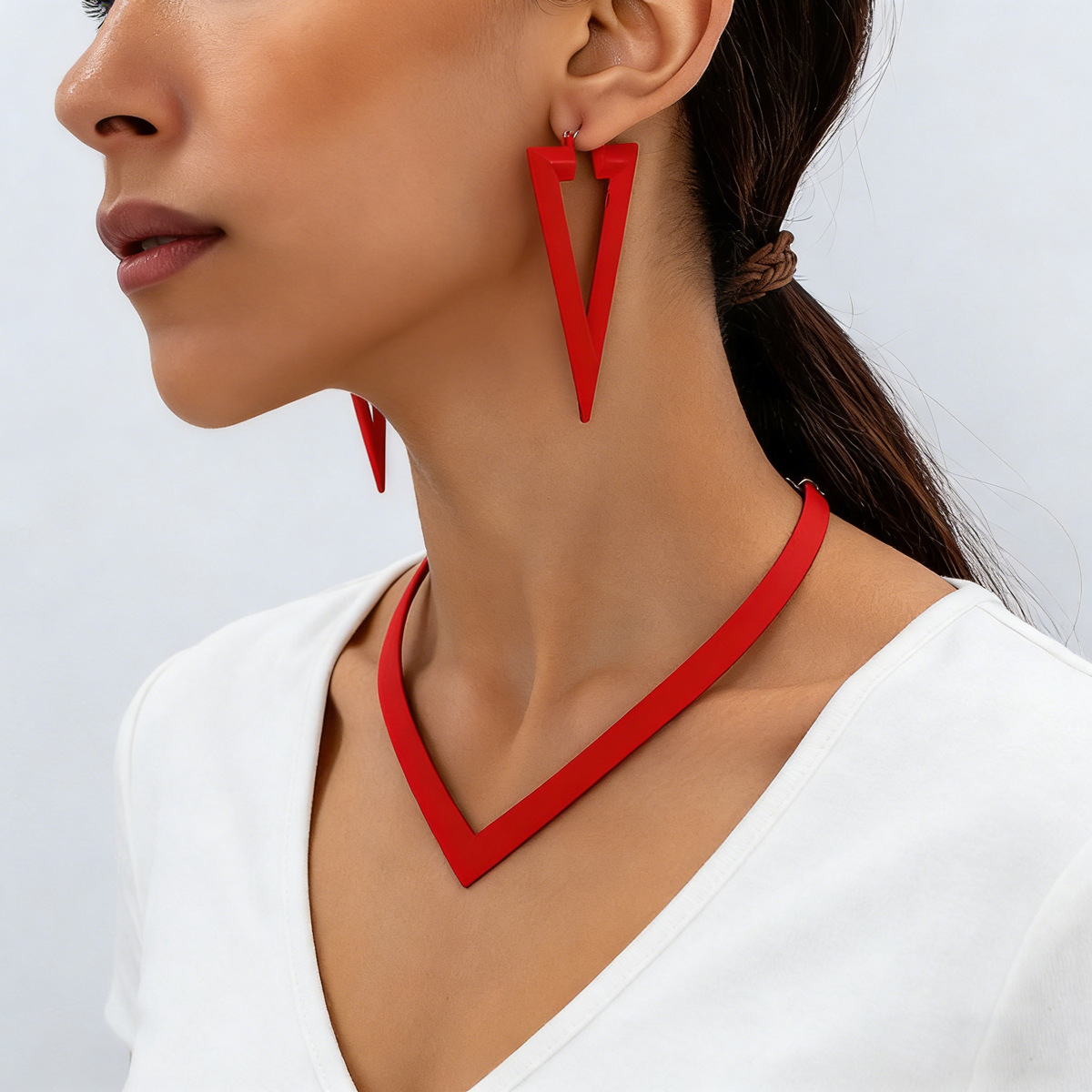 European and American cross-border best-selling necklace set with geometric V-shaped exaggerated design and versatile, high-end jewelry set.