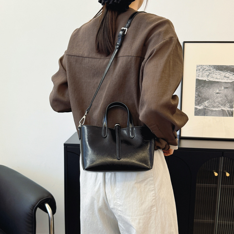 Bolsa de cubo de cera de mano coreana para mujeres 2024 nueva moda de bolso de hombro universal nicho de alto nivel bolso de mochila