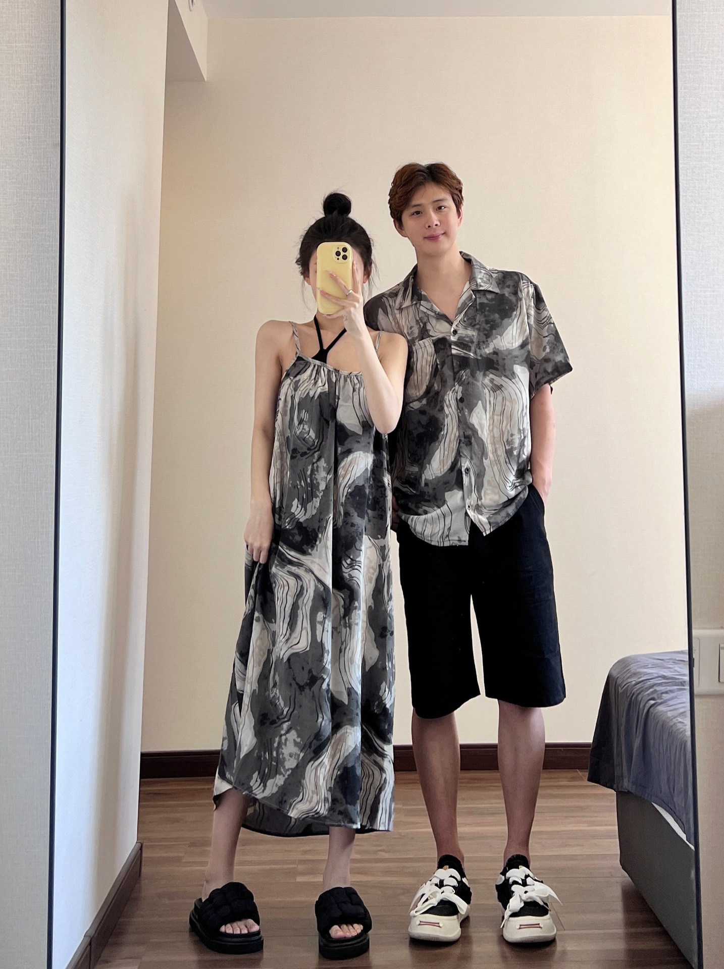 커플 의상 여름 2023 새로운 휴가 해변 복장 짧은 소매 셔츠 가짜 투피스 원피스