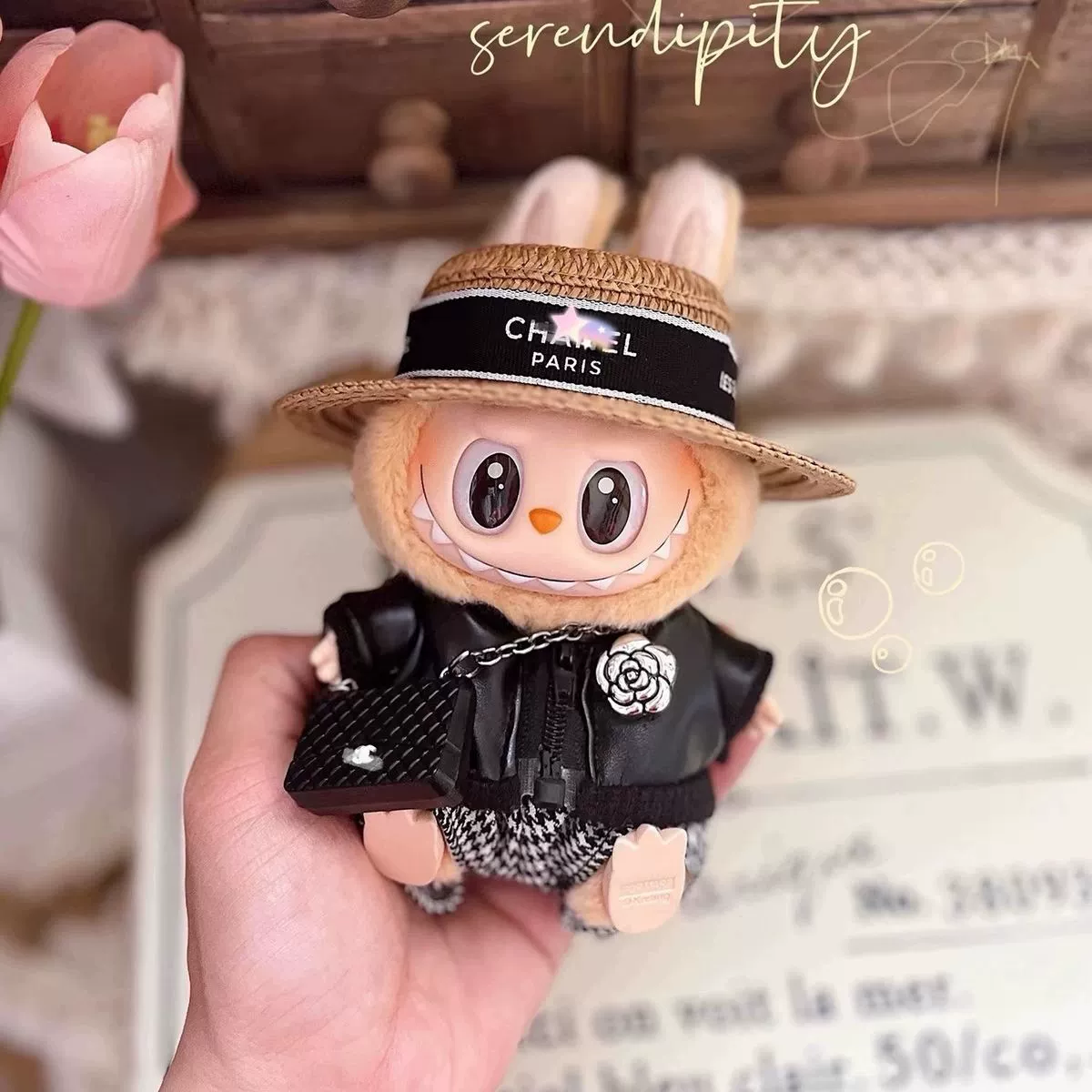 Спотовая одежда Labubu Labubu сидящая вечеринка маленькая ароматная одежда 17cm макаронная эмалированная одежда