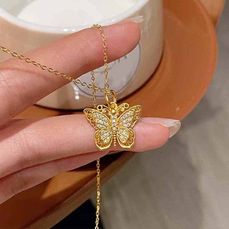 Negozio di oro con ciondolo antico in oro e seta con farfalla e diamanti, moda femminile di alto senso_voghion.com