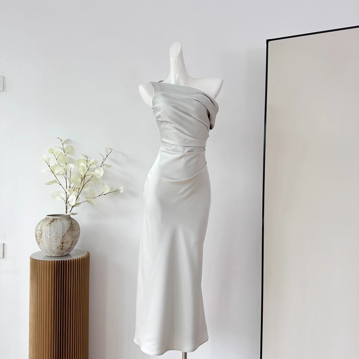 Roupas femininas Vestido de gola alta ombro a ombro estilo francês saia rabo de peixe cintura três cores verão 2024_voghion.com