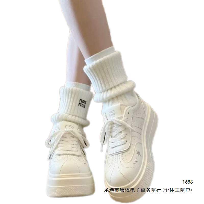 Cream-colored, thick-soled white sneakers for women, perfect with dresses, a stunning look for 2026, ideal for summer casual wear, and a trendy "bread shoe" style Cream-colored, thick-soled white sneakers for women, perfect with dresses, a stunning look for 2026, ideal for summer casual wear, and a trendy "bread shoe" style