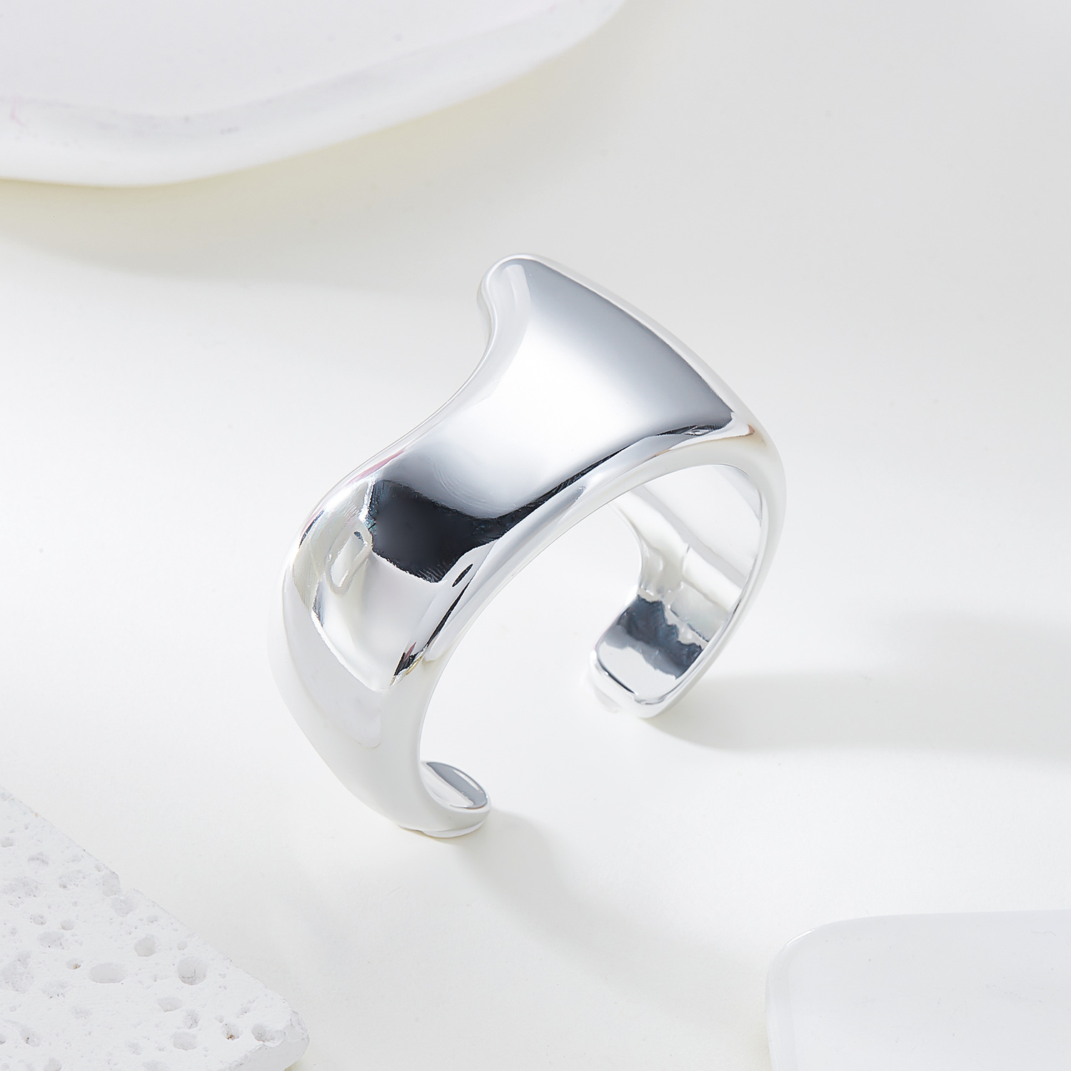 Europa y los Estados Unidos nuevo viento frío personalidad arco pulsera multifuncional irregular pliegue acrílico brazalete abierto al por mayor