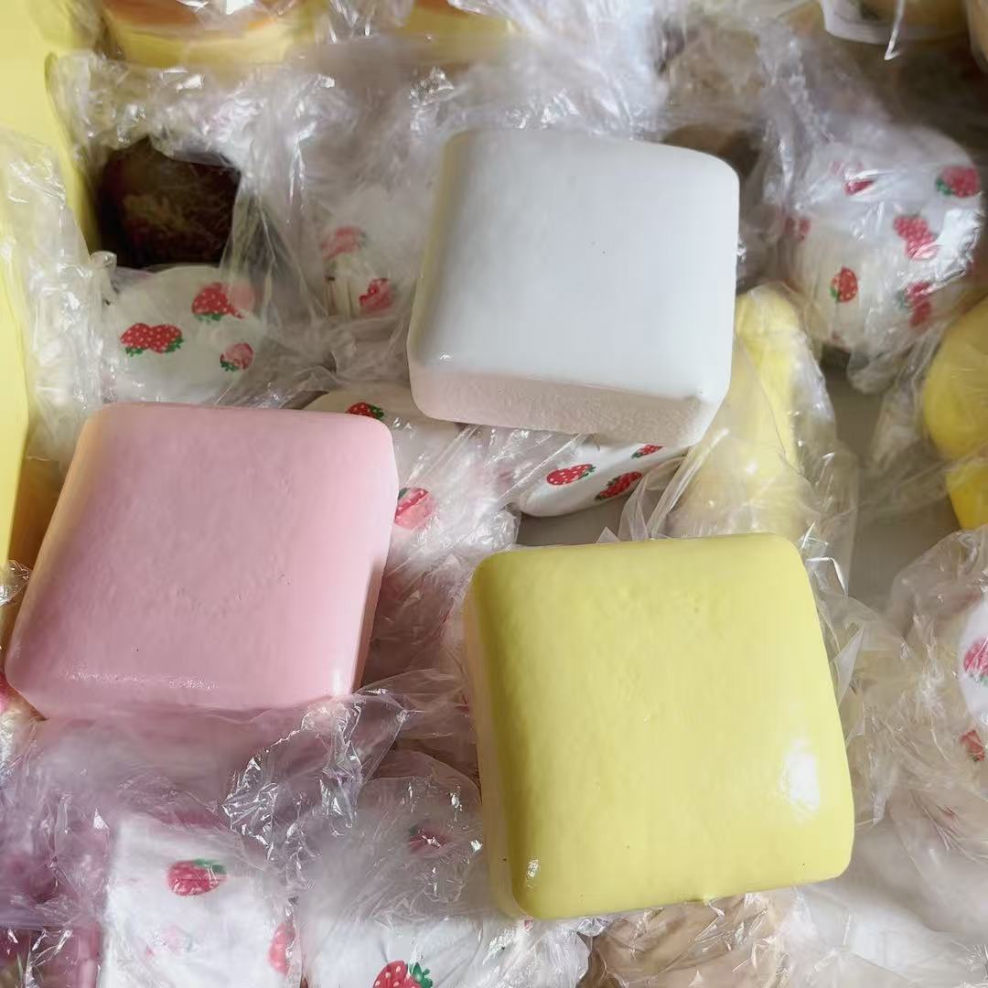 무작위로 부드러운 색상의 떡이 느리게 반동합니다.