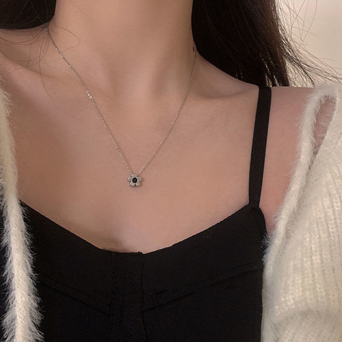 Minimalist Cool Metal Black Flower Pendant Necklace for Women, Personal Style, Simple and Versatile, Elegant Choker, Clavicle Chain